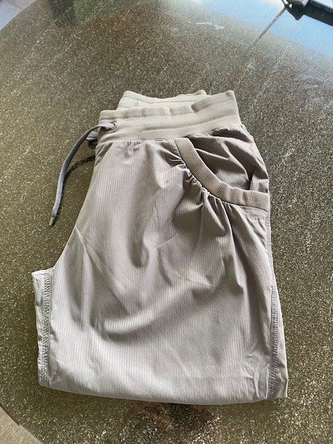 H&M Pantaloni: Damen Sporthose Grösse 38 – Usato da Ergisch venduto da July64
