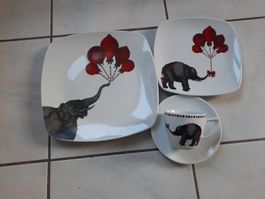 2 ENSEMBLES de VAISSELLES. 8 pièces en PORCELAINE