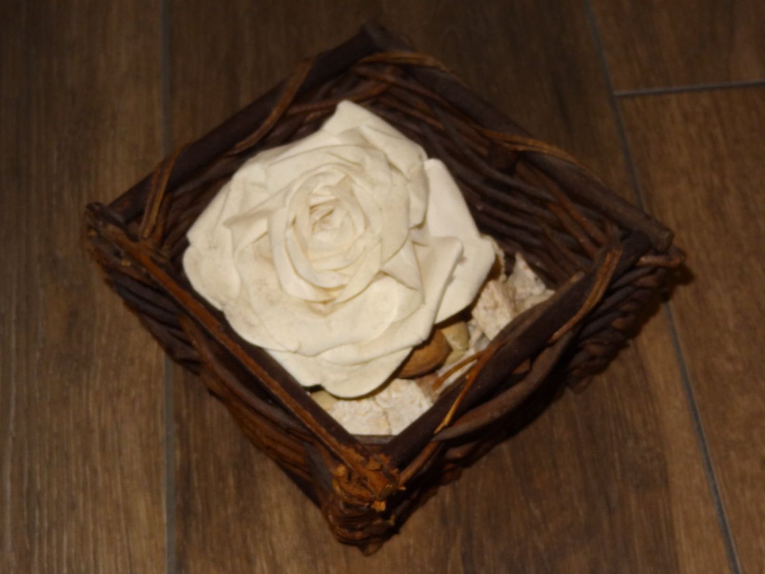 Tutte le decorazioni: Déco panier en bois avec rose décorative – Usato da Satigny venduto da salvatore73