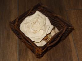 Déco panier en bois avec rose décorative