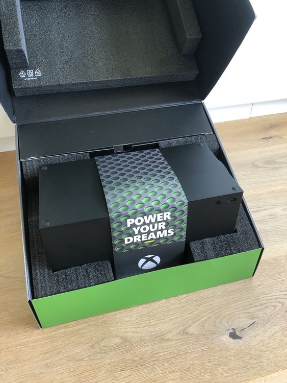 XBOX Series X 1TB, Controller und Spiele 4