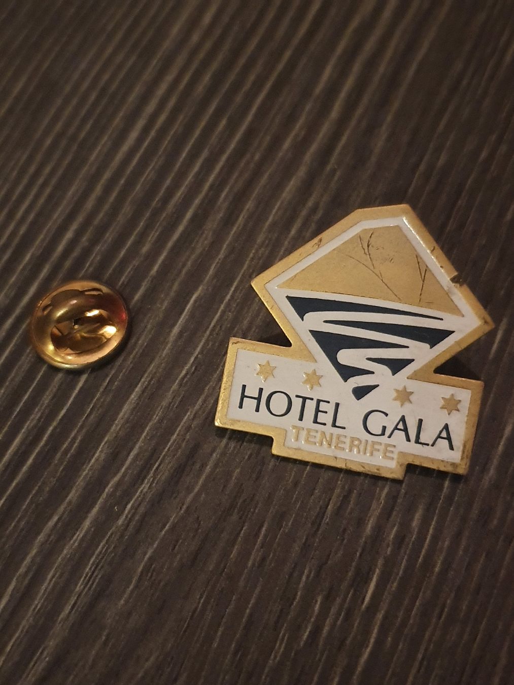 Placchette & Badge: Pin Hotel Gala Tenerife – Usato da Thun venduto da Kissthis
