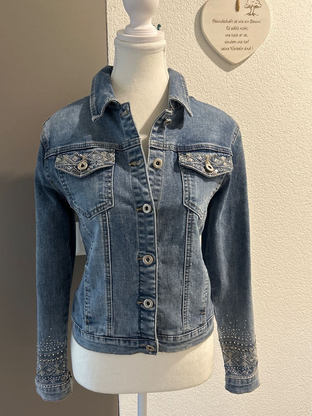 Vestes: Damen Jeansjacke blau mit Strasssteine – Neuf (Voir description) à Brunnen par Nala2929 1