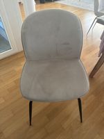 Bequemer Polsterstuhl mit schlanken Holzbeinen