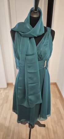 Elegantes, smaragdgrünes Kleid mit Stola und Bolero