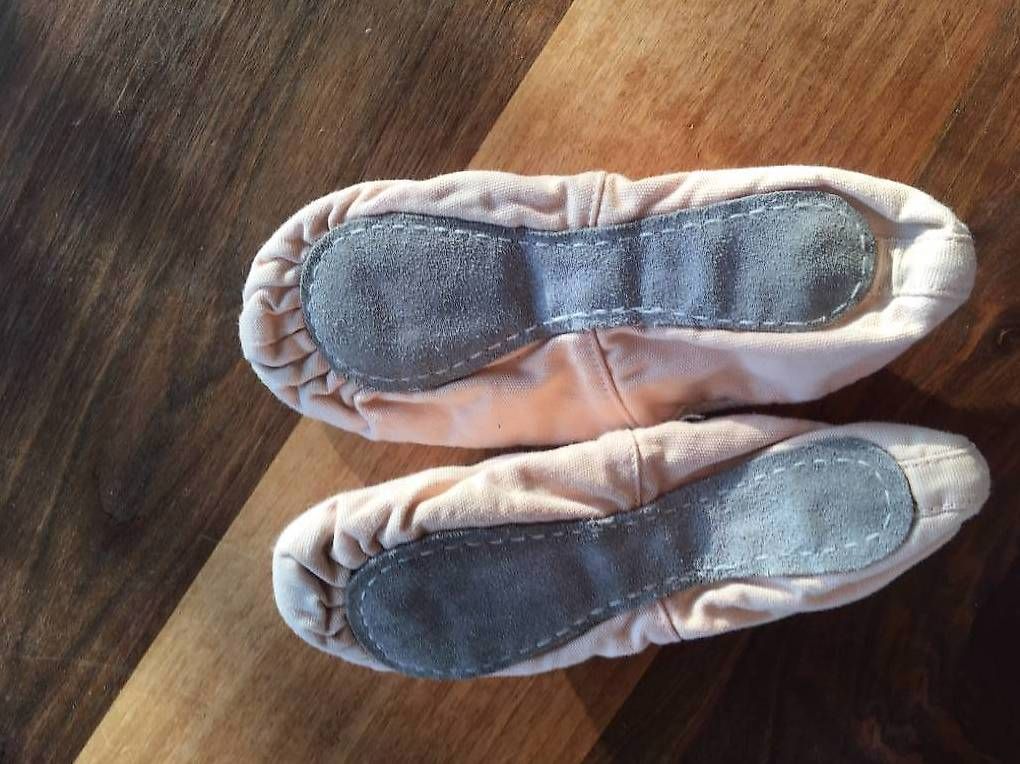 Schuhe für Mädchen: Chaussons de danse 35 – Gebraucht aus La Sarraz von lenamoser 1