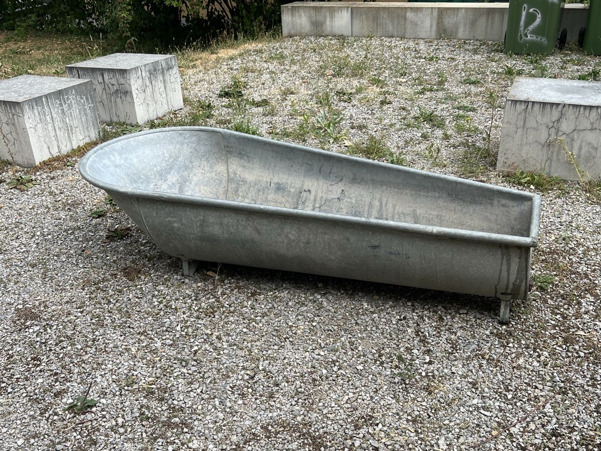 Badewannen: Antike grosse, verzinkte Badewanne dicht – Gebraucht aus Wabern von La-Vitrine
