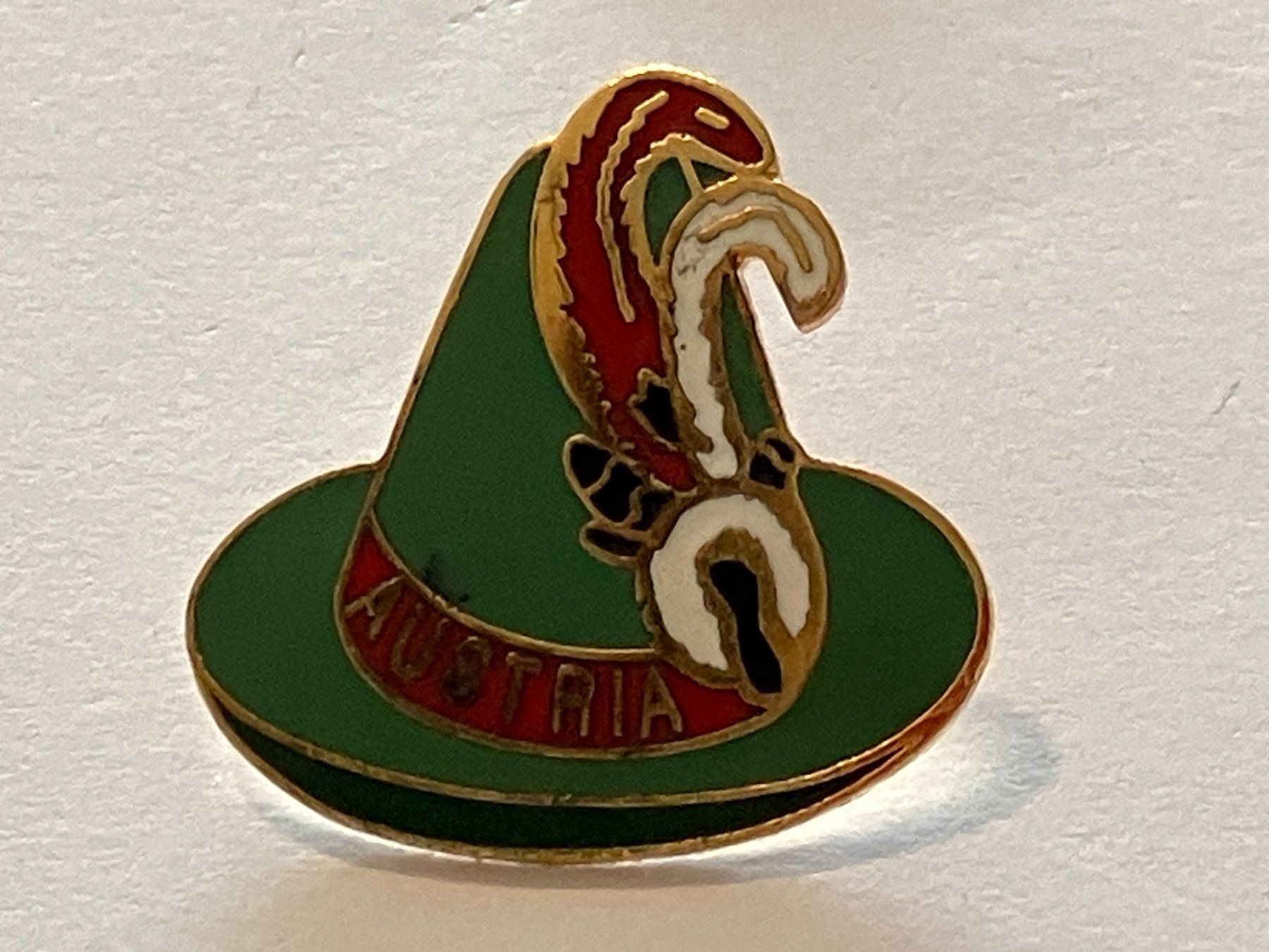 Placchette & Badge: 1 Pin Austria Hut – Usato da Basel venduto da djwwpp