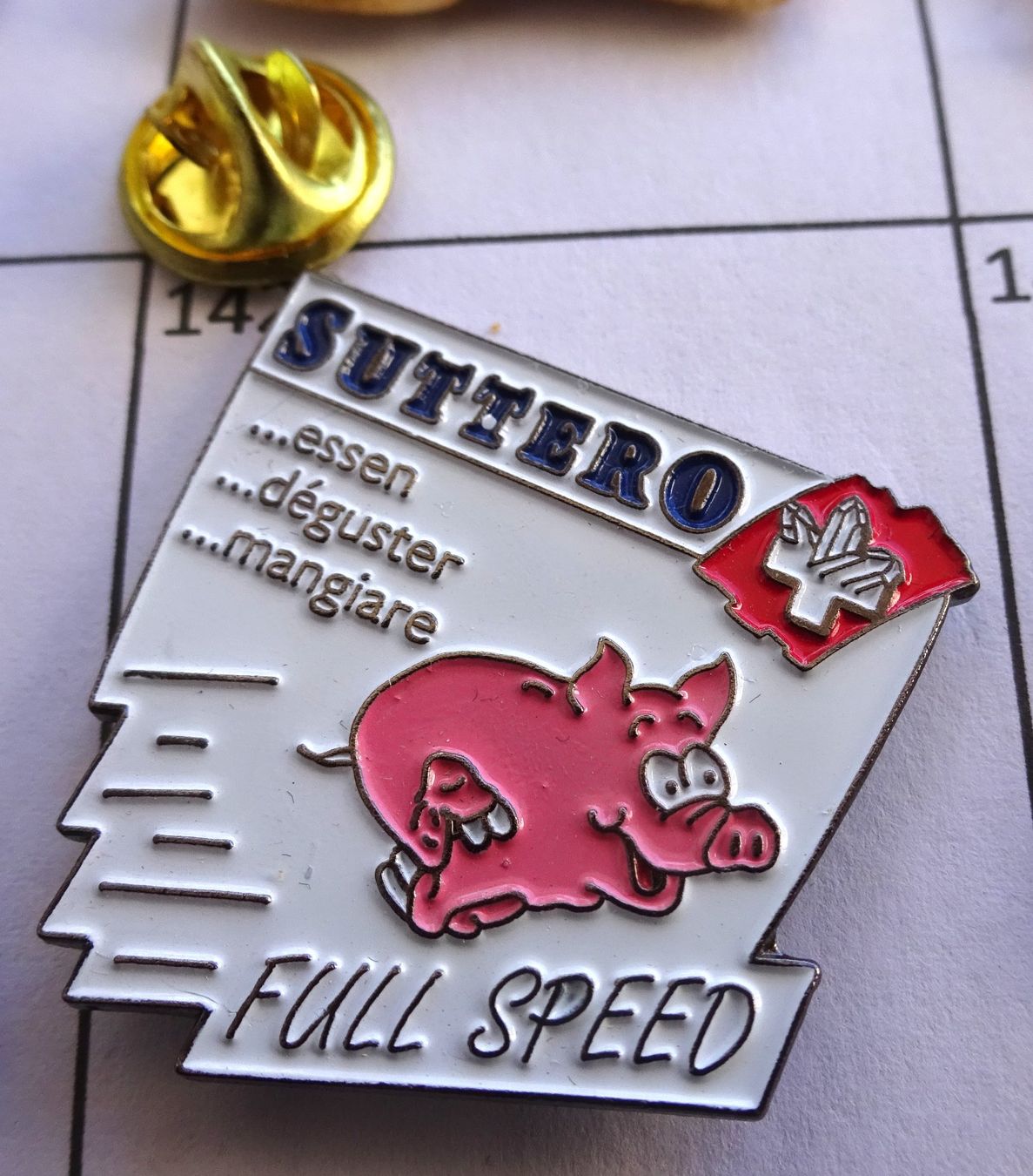 Plaketten & Abzeichen: Pin SUTTERO Schwein essen  Schweiz – Gebraucht aus Utzenstorf von BUtter81