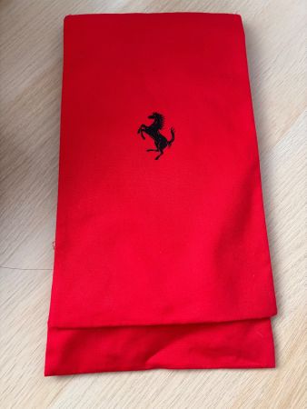 Foulard Ferrari rouge avec logo cheval noir neuf