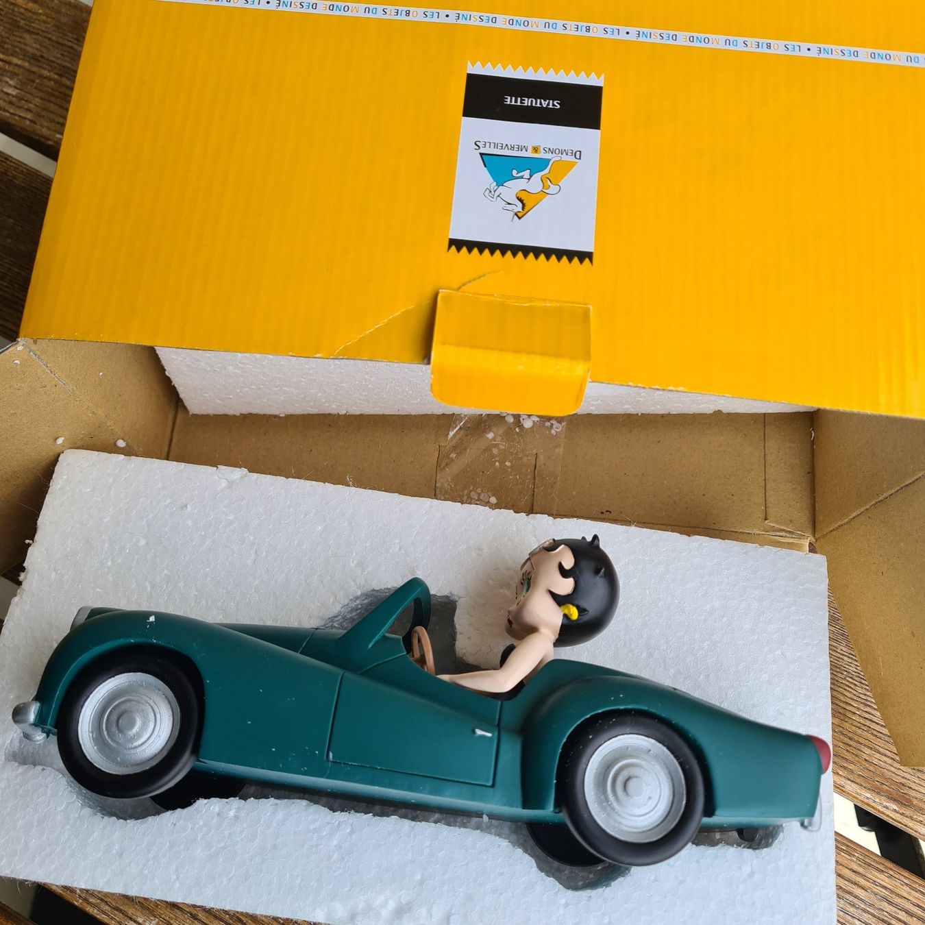 Statuette: Betty Boop Car Triumph TR3A – Nuovo e nell'imballaggio originale da Basel venduto da Solarbebop 1