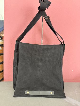 Umhängetasche aus festem, schwarzem Baumwollstoff (Japan)