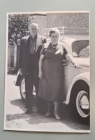 Altes Foto VW Chäfer Oldtimer Käfer Mann Frau Mode Nostalgie
