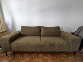 Modernes Bouclé-Sofa – kaum benutzt