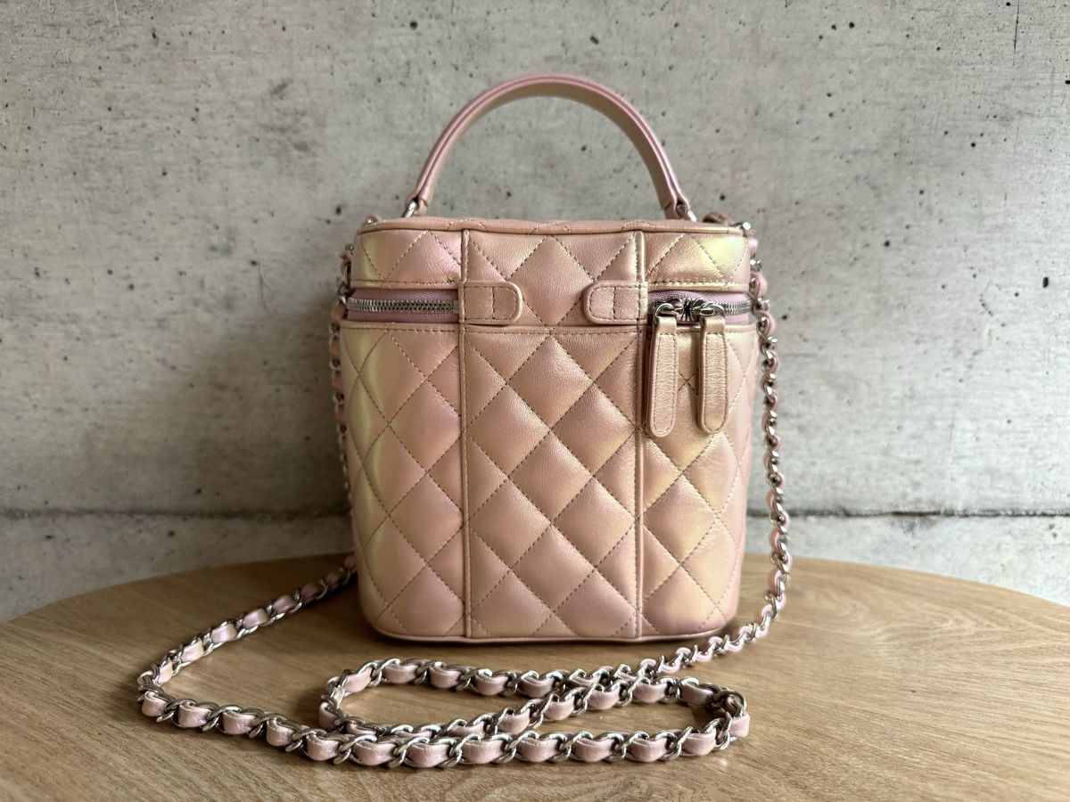 Chanel Taschen für Damen: CHANEL Iridescent Quilted Top Handle Vanity Sac Tasche – Neu (gemäss Beschreibung) aus Kriens von hannaandkiko 4