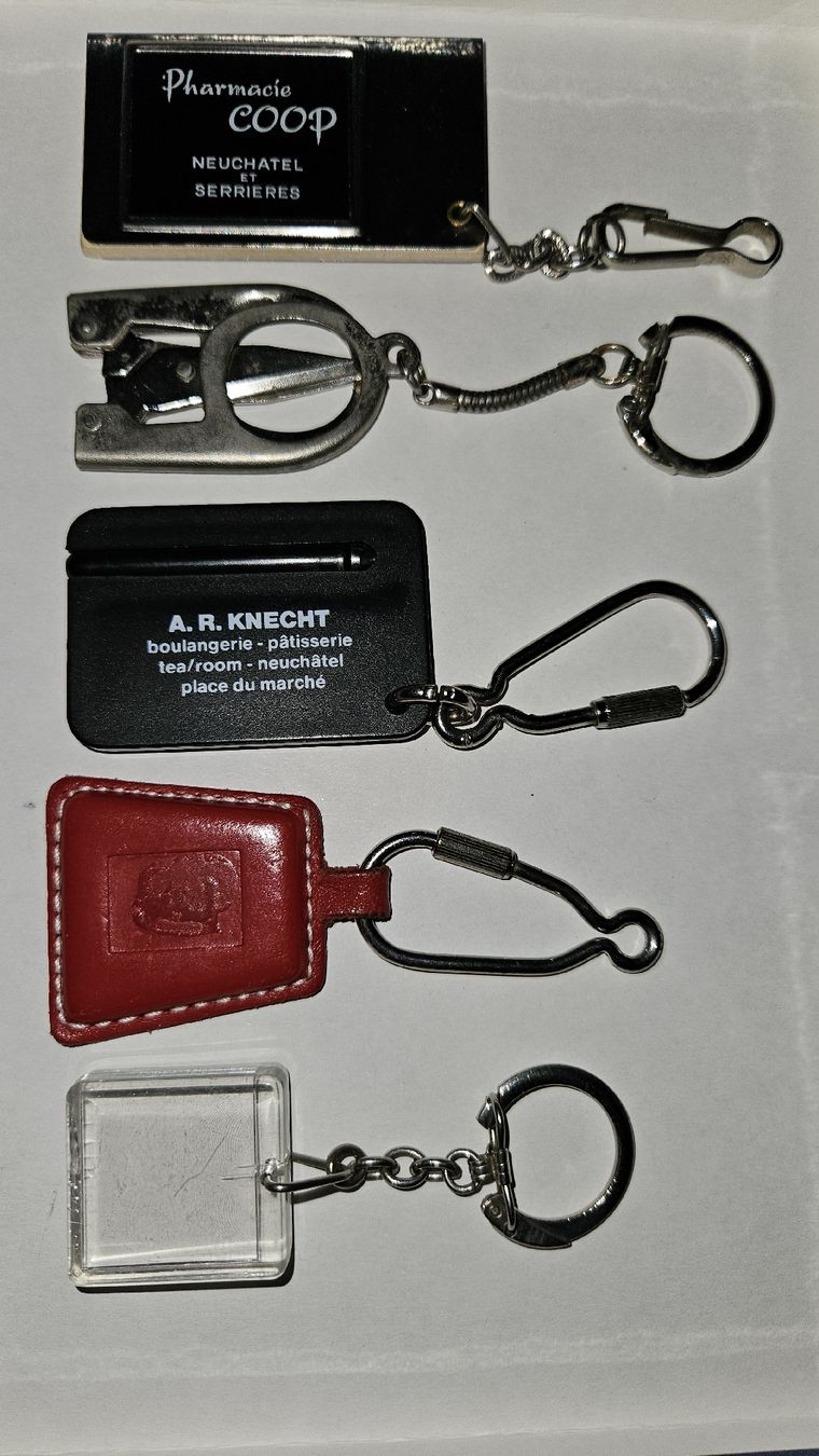 Portachiavi: Porte-Clés / Lot / + 1 décapsuleur et 2 clés. – Usato da Cortaillod venduto da signep 8
