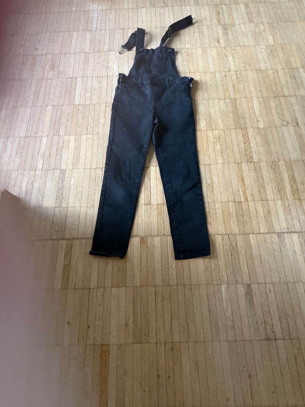 Pantaloni: Jeans-Latzhose schwarz Gr. 140 – Usato da Dällikon venduto da dahi1 1