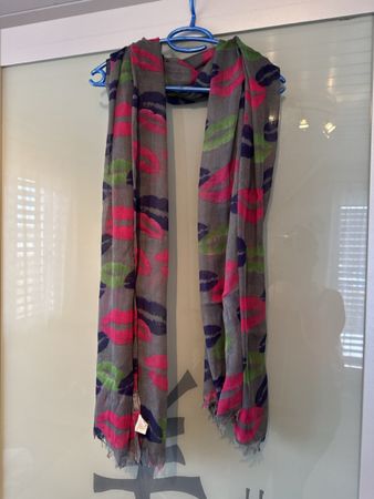 Trendiger Damen Schal mit Kussmund Muster, ideal für Herbst!