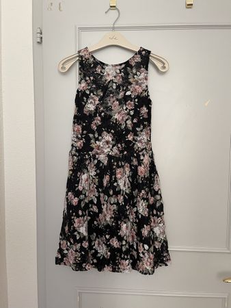 Yes or no Kleid mit Spitze und Blumen
