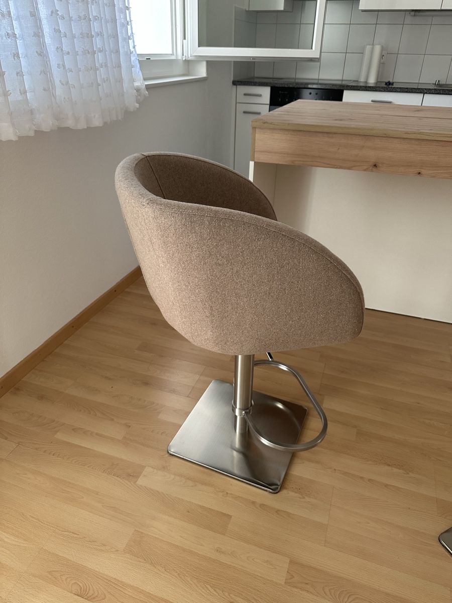 Tabourets: Barhocker mit Fussring grau 2 Stk, beige – D'occasion à Zug par S6403 5
