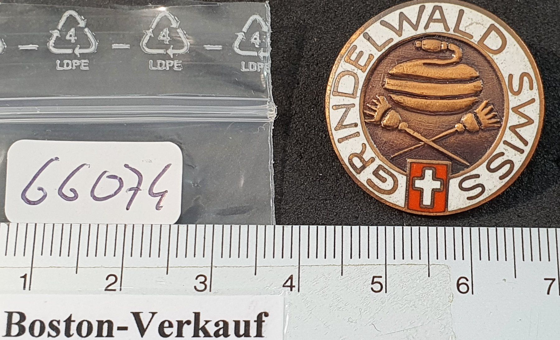 Plaketten & Abzeichen: GG074 - Brosche Curling Swiss Grindelwald – Gebraucht aus Reinach BL von Boston-Verkauf 2