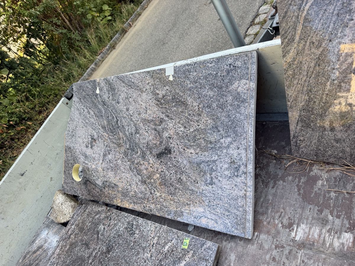 Pietre & tegole: Küchenabdeckung Granit – Usato da Baden venduto da vrisal 2