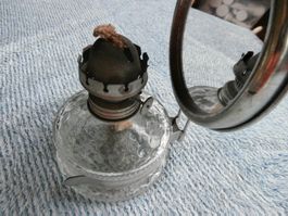 Vintage; Glas verzierter Petrol Lampe mit Docht und Spiegel