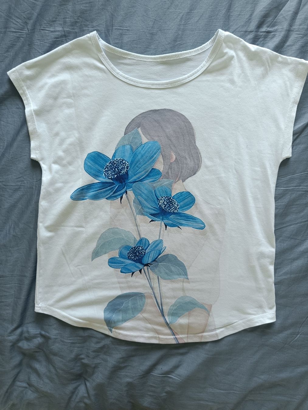 T-shirt: White t-shirt with blue flowers – Usato da Rotkreuz venduto da Prelovedswitzerland