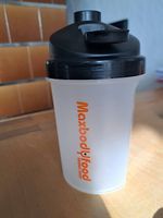 Neu und ungebraucht - Shaker und Trinkflasche