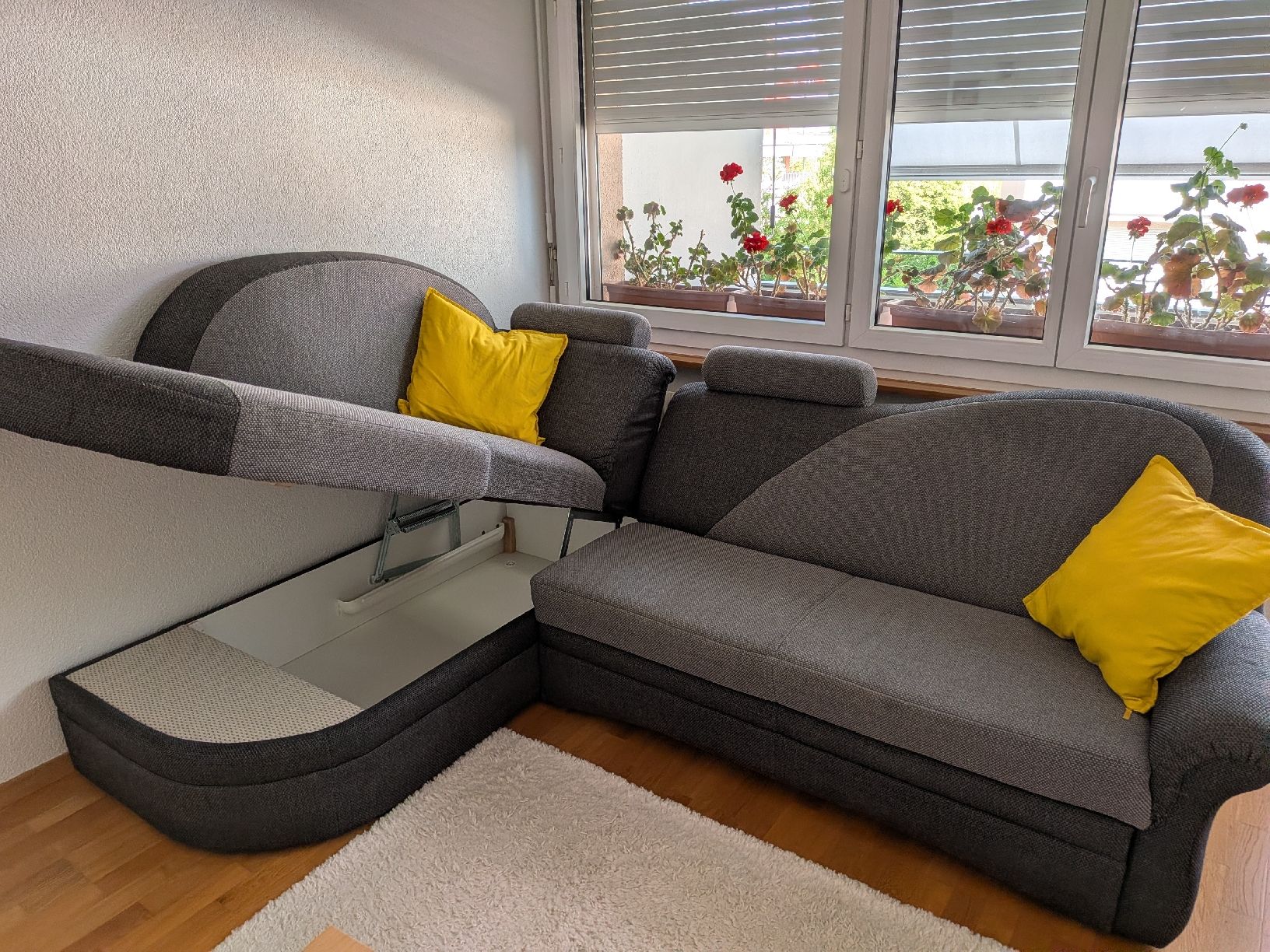 Sofas: Ecksofa grau mit Bettfunktion und Stauraum – Gebraucht aus Rüfenacht BE von phi_gtj8 2