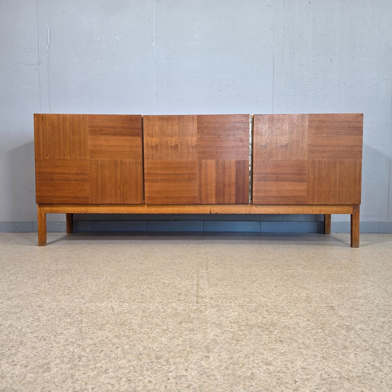 Kommoden: 1960 Sideboard Dresser Holzkommode Vintage Nussholz Kommode – Gebraucht aus Nottwil von Wondewa-Shop 1