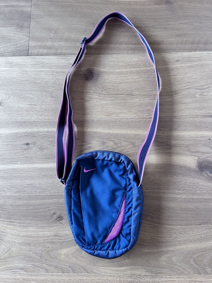 Nike Borse: Vintage Nike Umhängetasche – Usato da Einigen venduto da Babychilli
