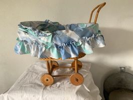 Puppenwagen aus Weidengeflecht blau gestreift gebraucht
