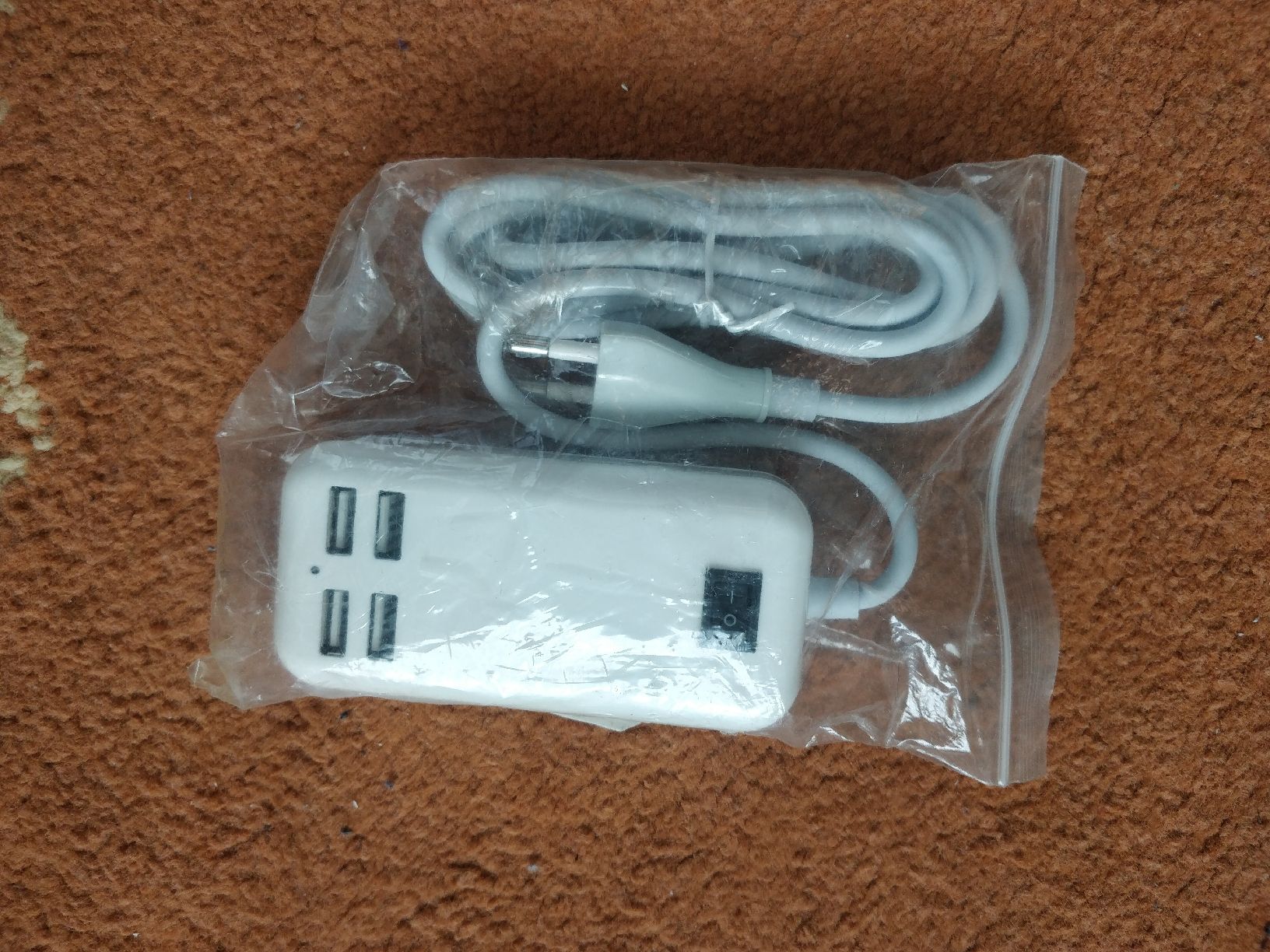 Caricabatterie: USB Ladegerät charger mit 4 Anschlüssen  – Nuovo (secondo la descrizione) da Flawil venduto da rcnkr