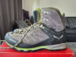 Wanderschuhe von Salewa in der Grösse 43.