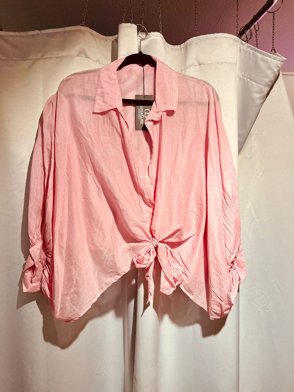 Camicette: Halbtransparente Binde-Bluse mit Ballon-Ärmeln – Nuovo e nell'imballaggio originale da Zürich venduto da Naebeli