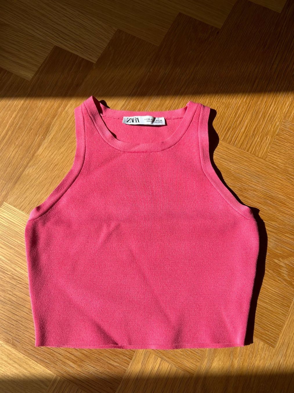 Zara Top: Zara Halter Crop Top – Nuovo (secondo la descrizione) da Zürich venduto da ain_njc7
