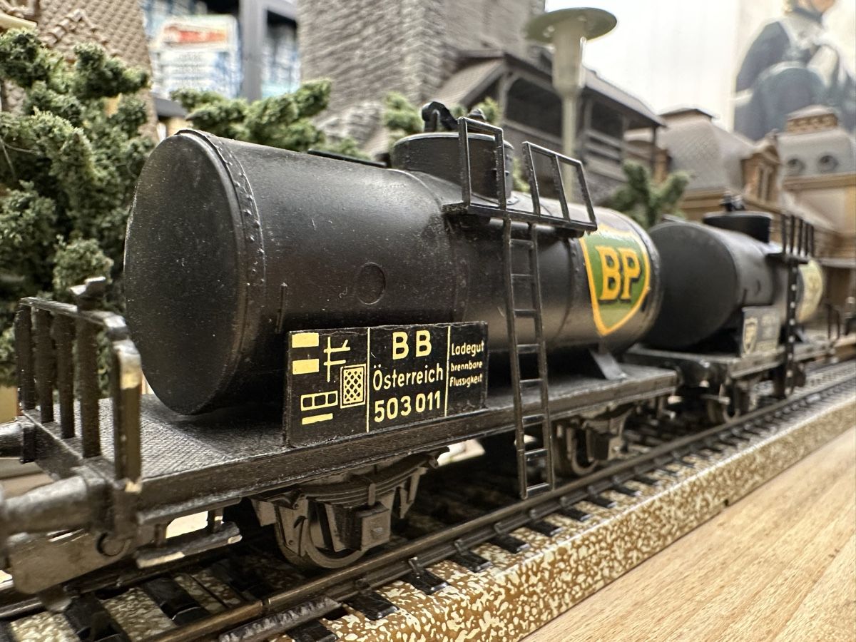 Kleinbahn Trains électriques: Kleinbahn 2x 313 Kesselwagen BP schwarz – D'occasion à Lupsingen par New-Haven