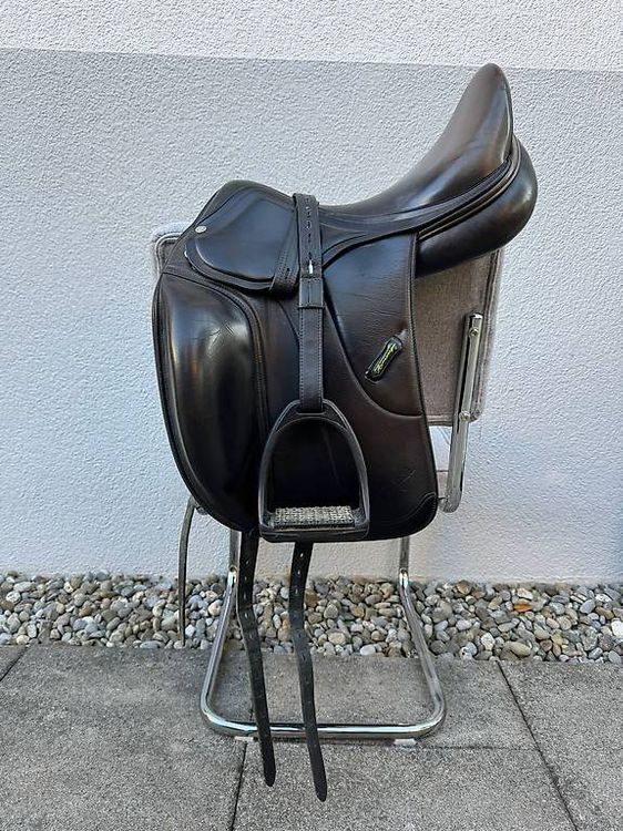 A&M Reitsport Selle Dressage Chester En Cuir De Vache – Arçon Interchangeable, 4 Arcs Offerts, Noir, 16,5 à 17,5 Pouces