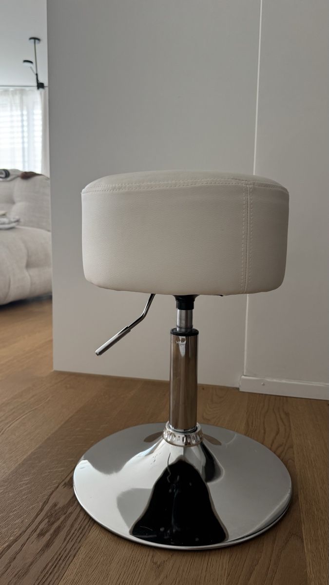 Sgabelli: White swivel stool – Nuovo (secondo la descrizione) da Zürich venduto da yan_5ydb