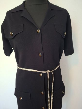 Maje Strickkleid schwarz, Gr. 38, mit Logo-Knöpfen,  Gürtel