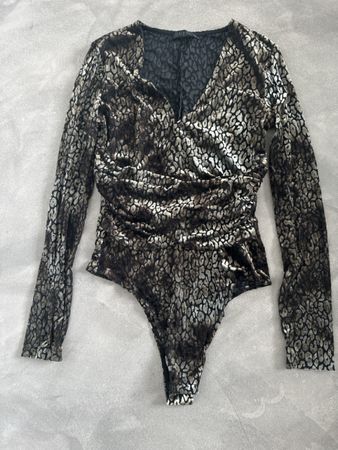 Bodysuit Guess Leo-Muster Langarm Samt Grösse S neu