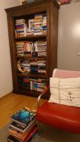 Grosser Bücherschrank aus Massivholz – antik/Kolonialstil