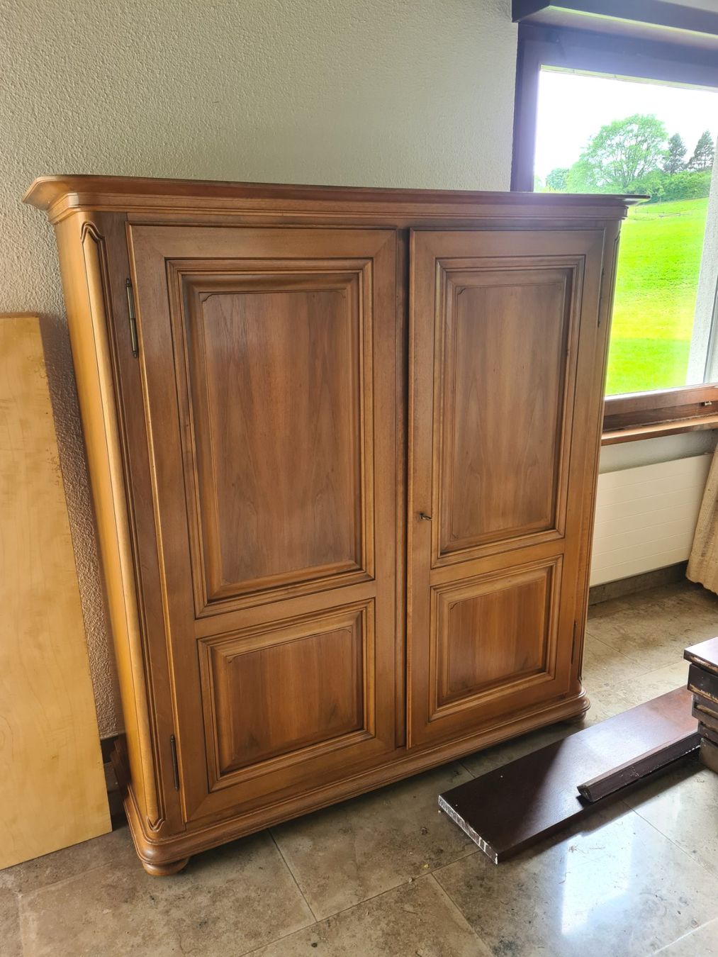 Armadi: Wunderschöner Holzschrank mit Tablaren – Usato da Küssnacht am Rigi venduto da irenech