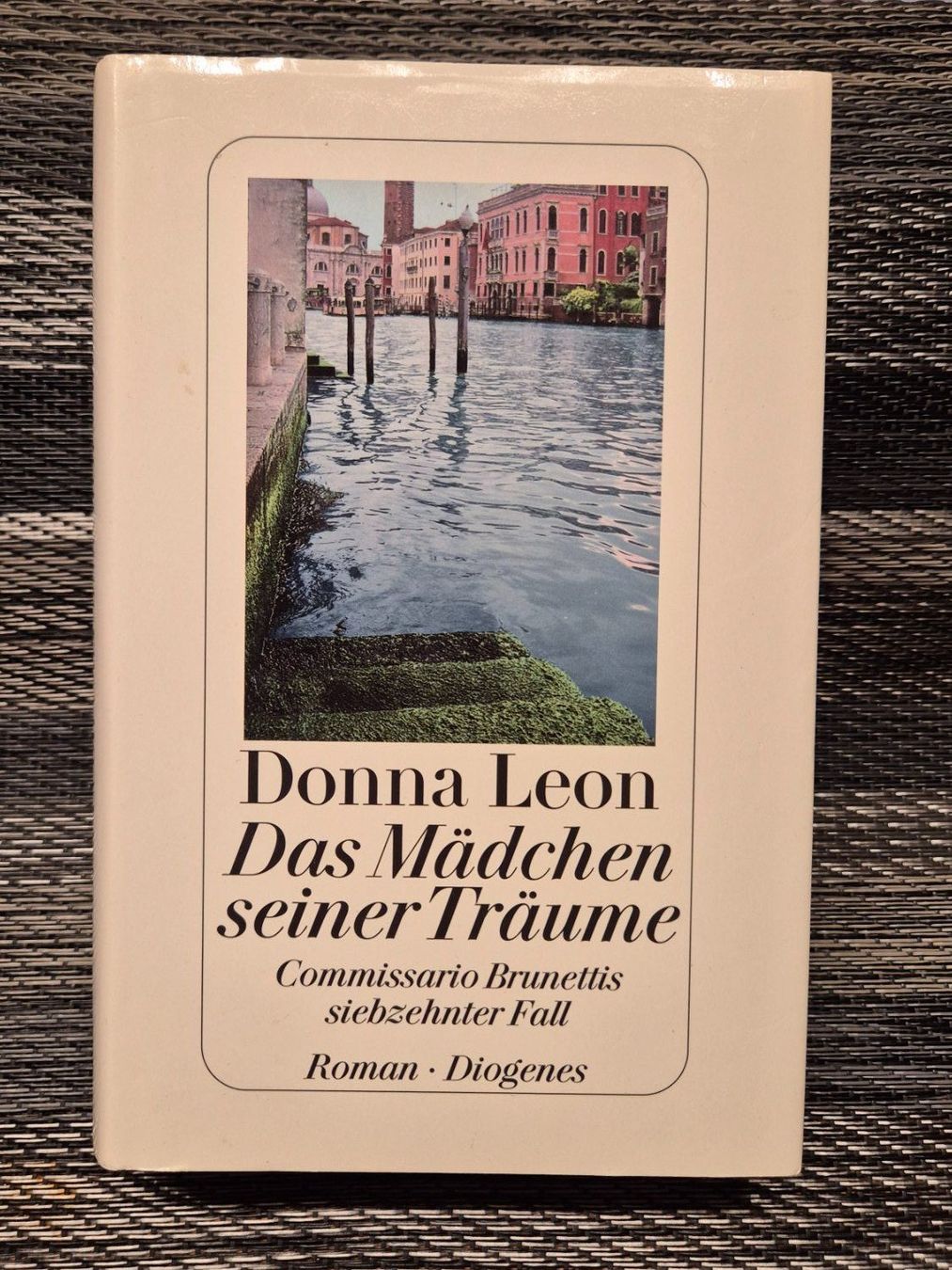 Bücher: Donna Leon: "Das Mädchen seiner Träume" – Gebraucht aus Rüttenen von Mushorn