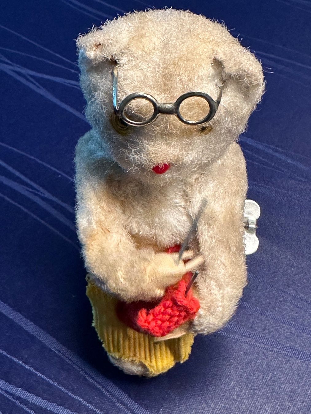 Spielzeuge: strickender Bär / Teddybär mit Aufzugsmechanismus – Gebraucht aus Steffisburg von bwt56 9