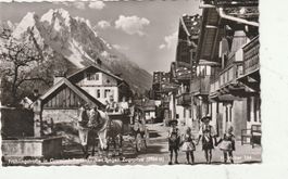 Garmisch Partenkirchen Dorfstrasse belebt