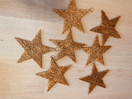 7 Dekorationssterne aus Weidengeflecht goldfarben
