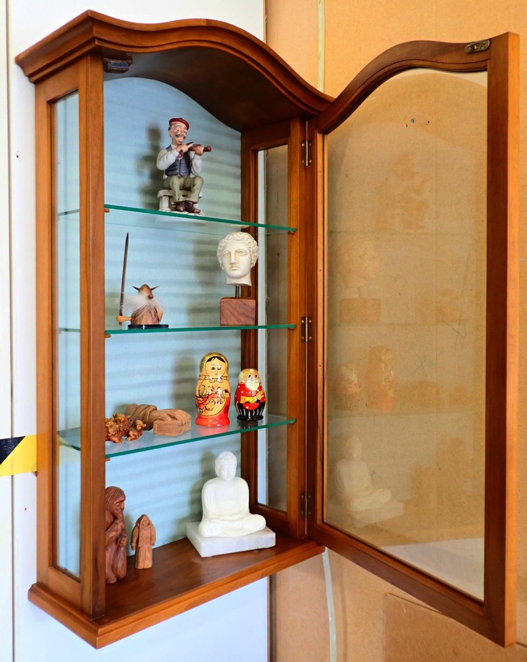 einzigartig gediegene Vintage Hängevitrine in Nussbaum (Gebraucht) in St. Gallen für CHF 180 – nur Abholung auf Ricardo kaufen