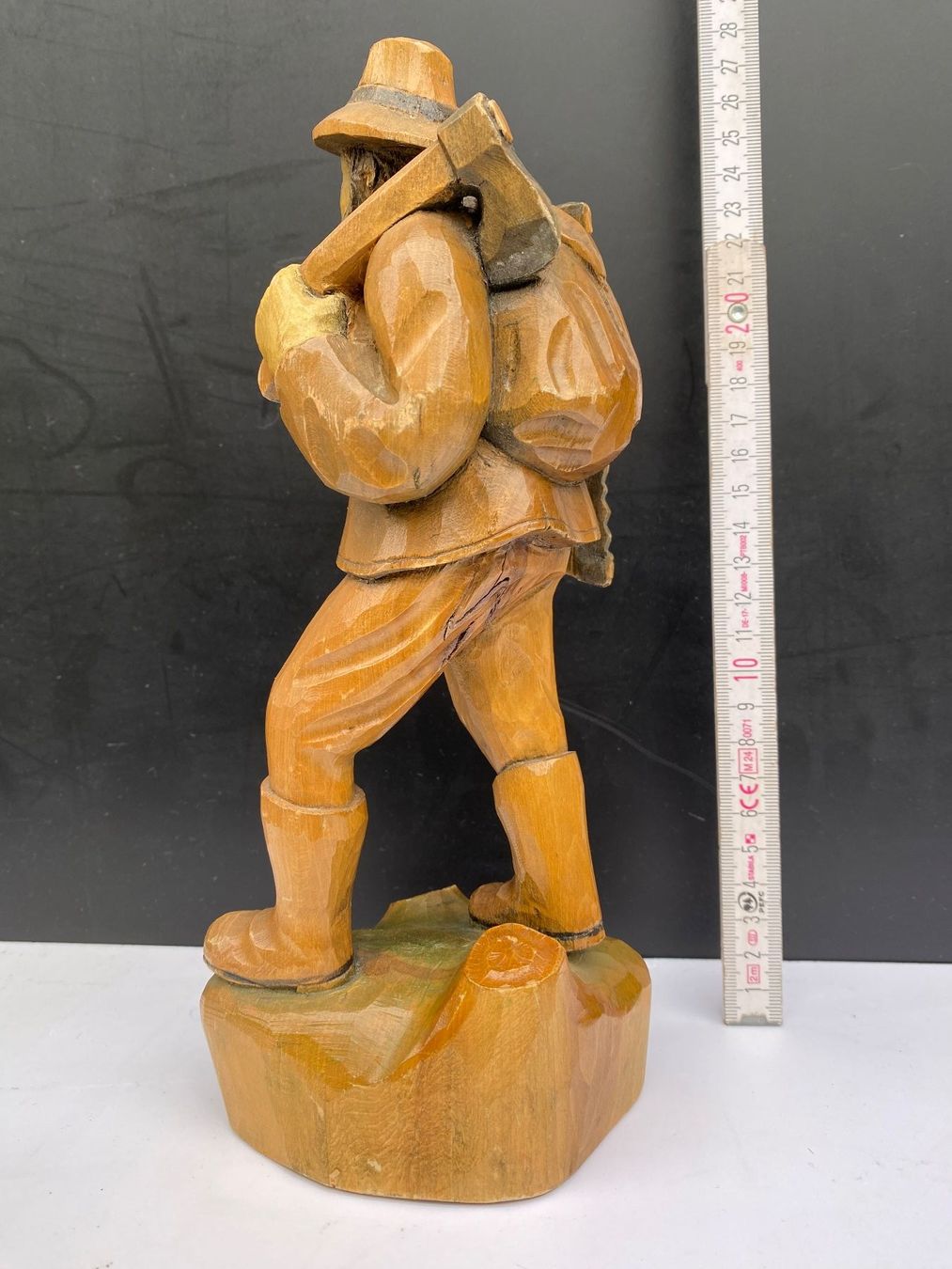 Statuette: Brienzer? Holzfigur geschnitzt "Holzer/Waldarbeiter", 25 cm – Usato da Emmen venduto da Sutim2005 2
